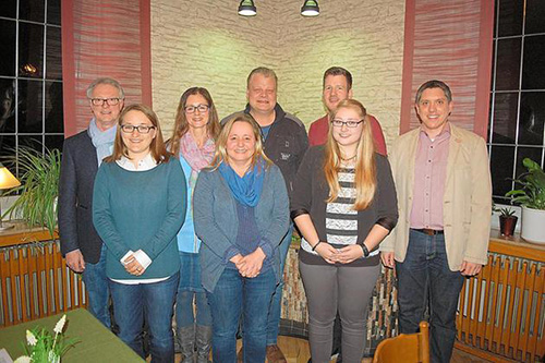 Gruppenbild mit dem neuen Ehrenvorsitzenden (Foto: Leon Sicking, WN)